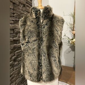 Blassport Faux Fur ladies full zip vest with pockets. Size Medium